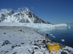 Surveying operation assisted by Lynx helicopters on Pourquoi Pas Island
